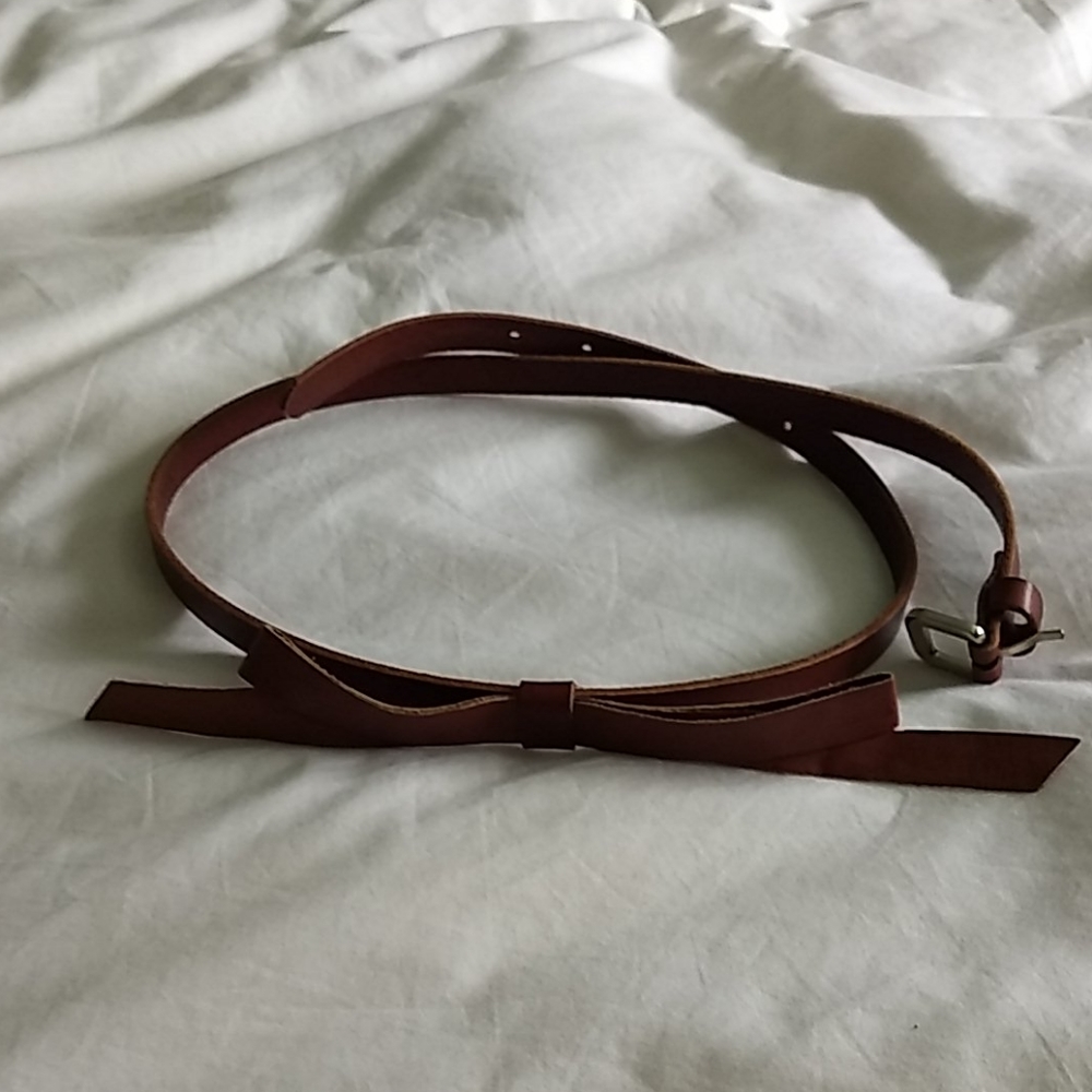 Camel belt with bow
